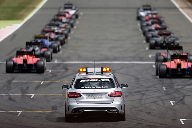 Ilustrando o procedimento de largada, referente as regras e regulamentos da Fórmula 1 em 2015 - by Autosport
